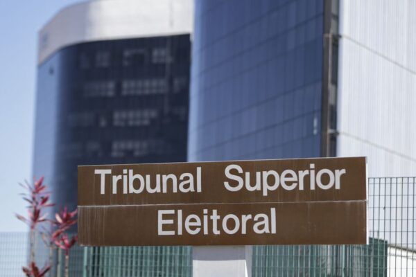TSE barra anúncios de Lula acusando Flávio de ser contra escala 6x1