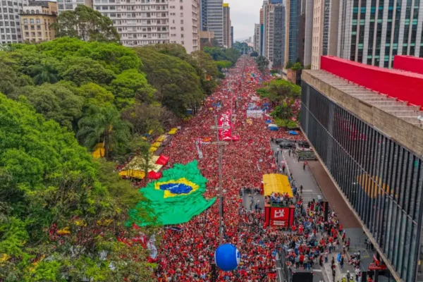 Campanha de Lula aciona TSE após post falso sobre comício na Paulista