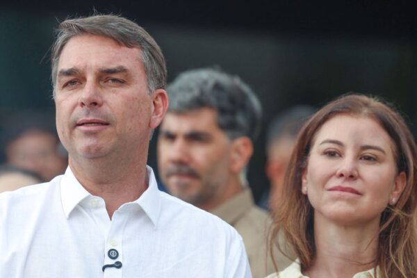Flávio Bolsonaro participa de missa na Catedral de Brasília