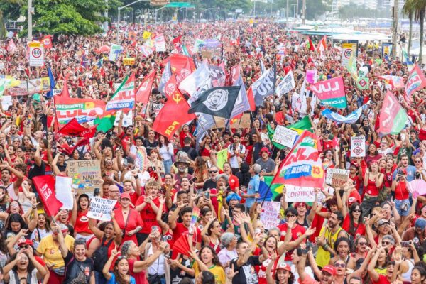 Milhares ocupam Copacabana em ato pela democracia e em apoio a Lula