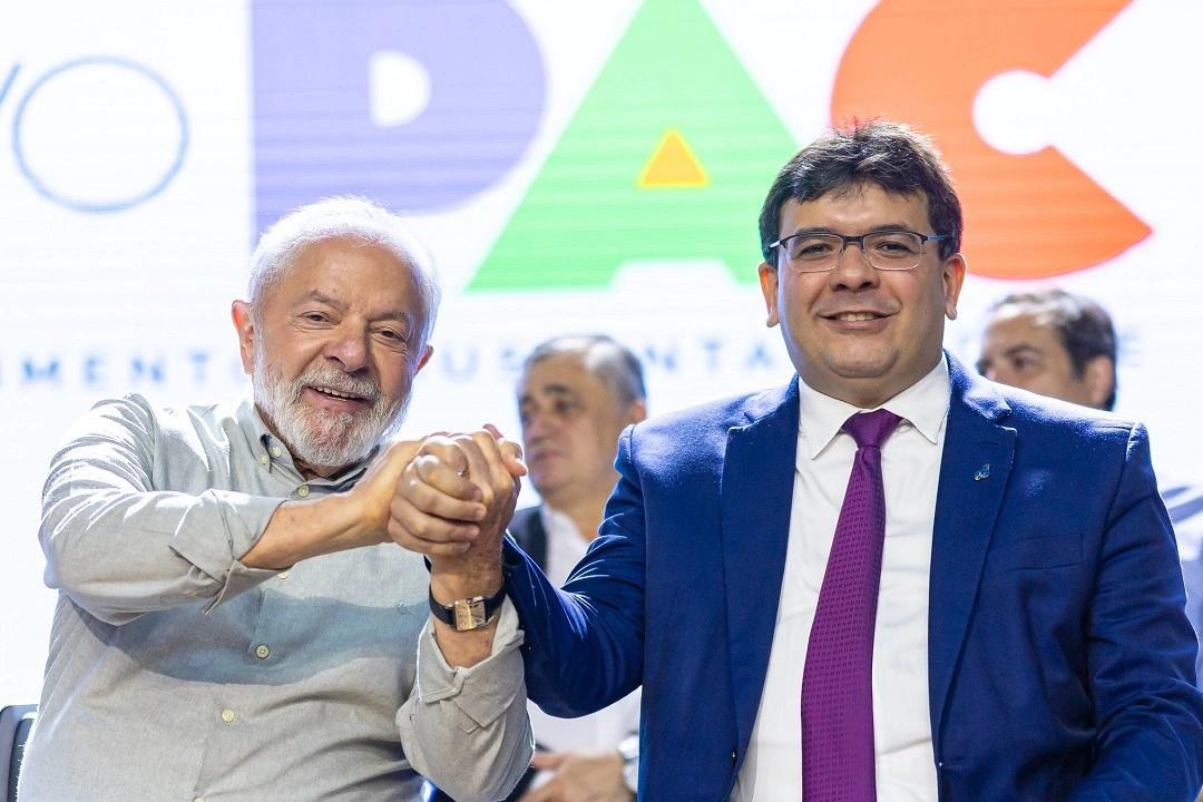 O presidente Lula e o governador Rafael Fonteles de mãos dadas e erguidas em evento do PAC