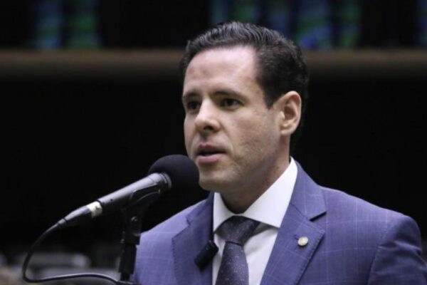 Deputado Rodrigo Valadares discursa no Plenário da Câmara. Foto: Kayo Magalhães/Câmara dos Deputados