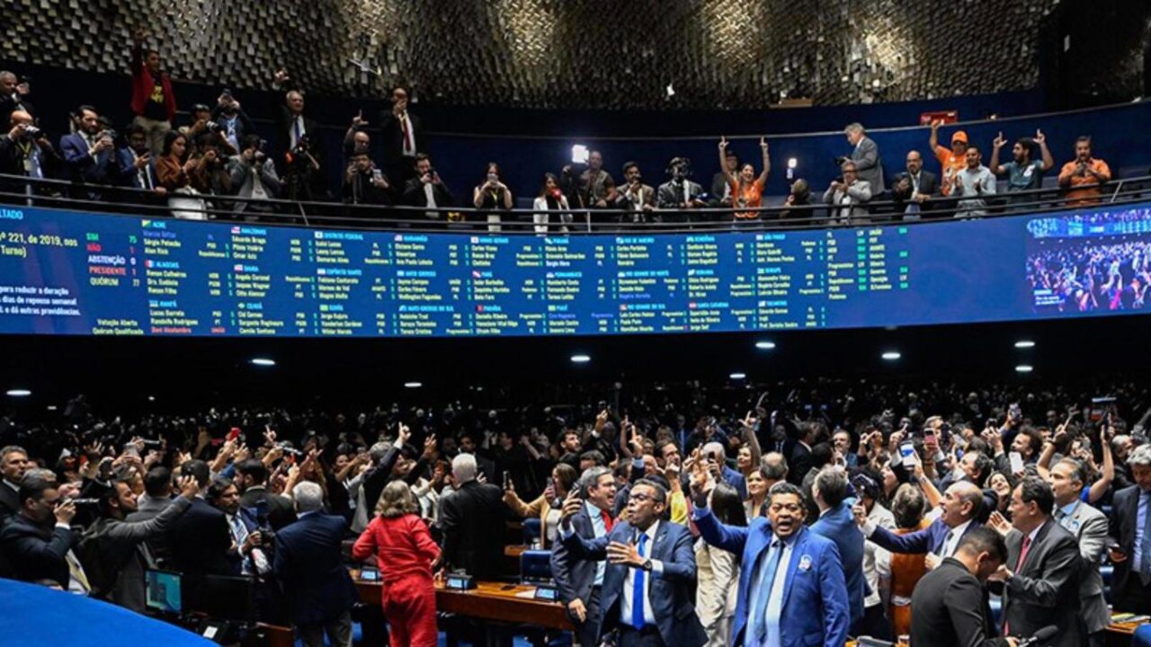 Senadores e público comemoram no Plenário do Senado a aprovação do fim da escala 6x1. Foto: Carlos Moura/Agência Senado