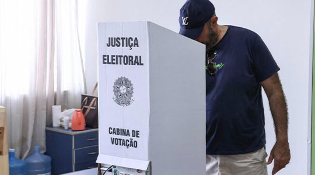 Eleitor diante de cabina de votação da Justiça Eleitoral no Piauí. Foto: TRE-PI/Divulgação