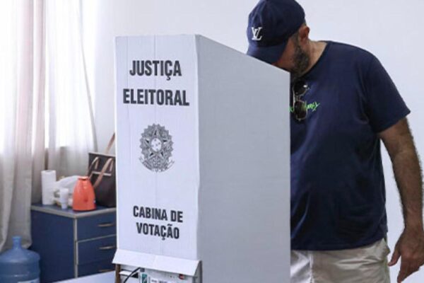 Eleitor diante de cabina de votação da Justiça Eleitoral no Piauí. Foto: TRE-PI/Divulgação